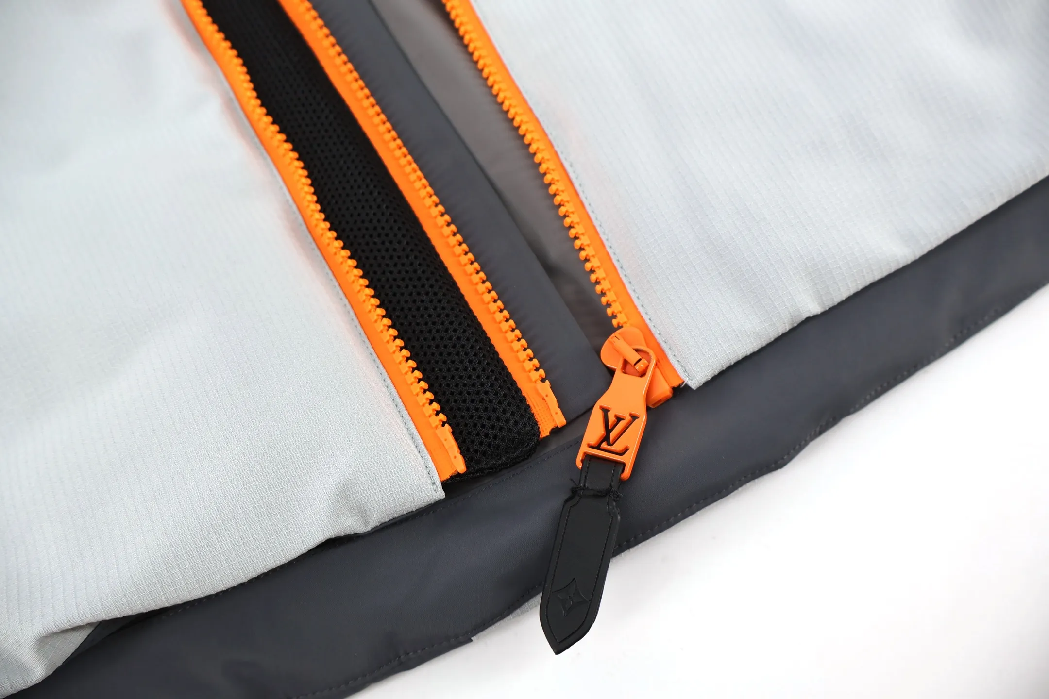 🅿️2120 1v SKI ski series functional down jacket perfectly combines luxury and functionality. This ski jacket is embellished with Louis Vuitton’s iconic Monogram elements, and the contrasting stitching design outlines a futuristic silhouette. The bright orange zipper is not only the visual focus, but also symbolizes fearless exploration in the world of ice and snow. The oversized LV classic floral pattern on the back blooms with eye-catching vitality in the gray color block, making you a sight that cannot be ignored on the snowy slopes. Windproof and waterproof technical fabrics with thermal padding can withstand the cold while remaining lightweight and comfortable. The Monogram details on the cuffs reveal brand recognition in a low-key manner. Size:50-52-54-56